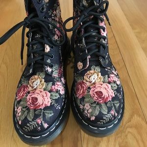 DR MARTENS BLACK VICTORIAN FLOWERS
